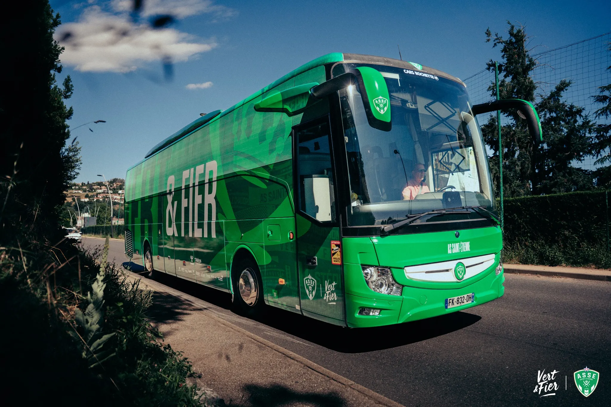 Atelier de sérigraphie professionnelle avec équipements industriels