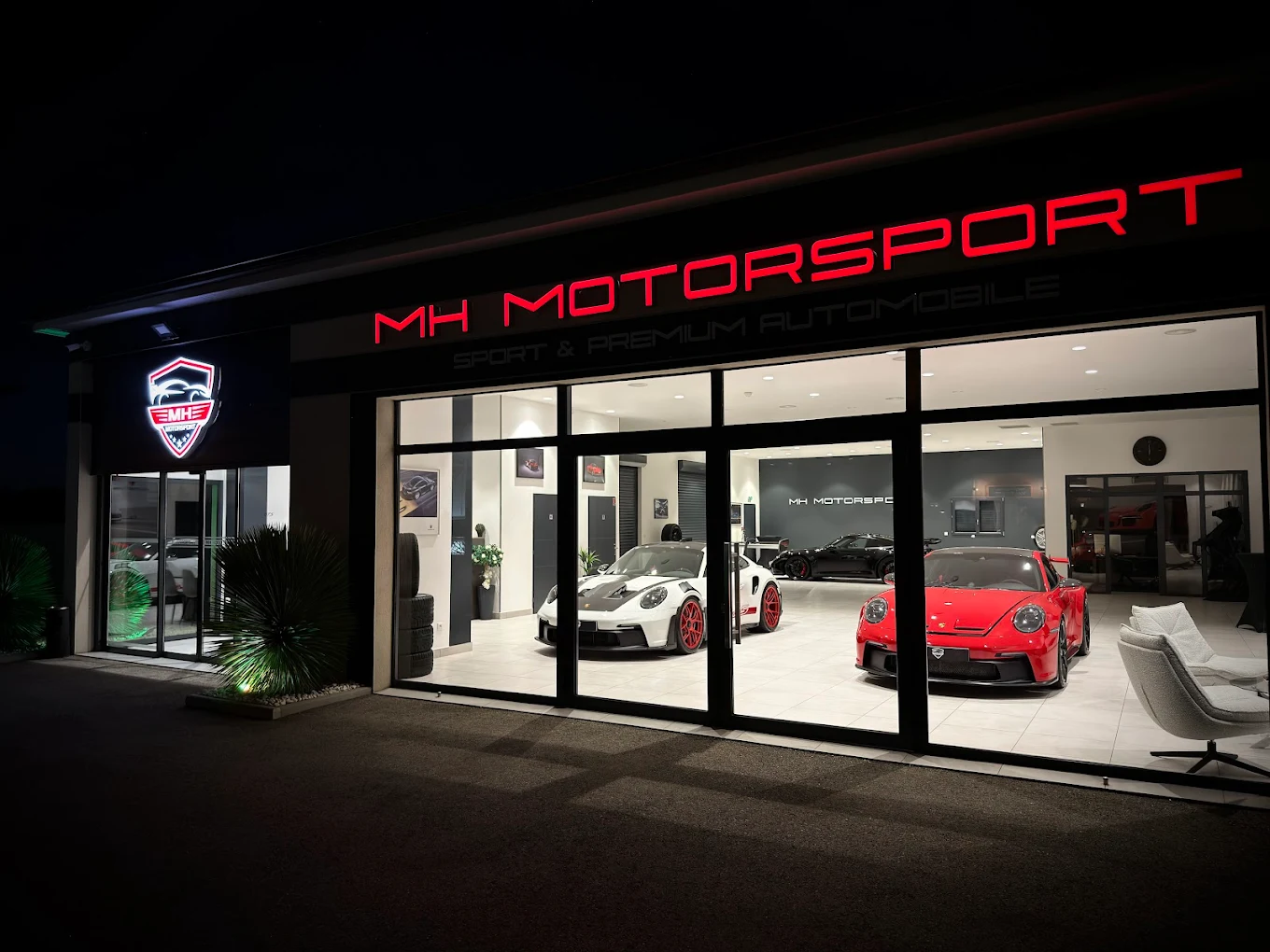 Enseigne lumineuse en façade de commerce dans une rue commerçante