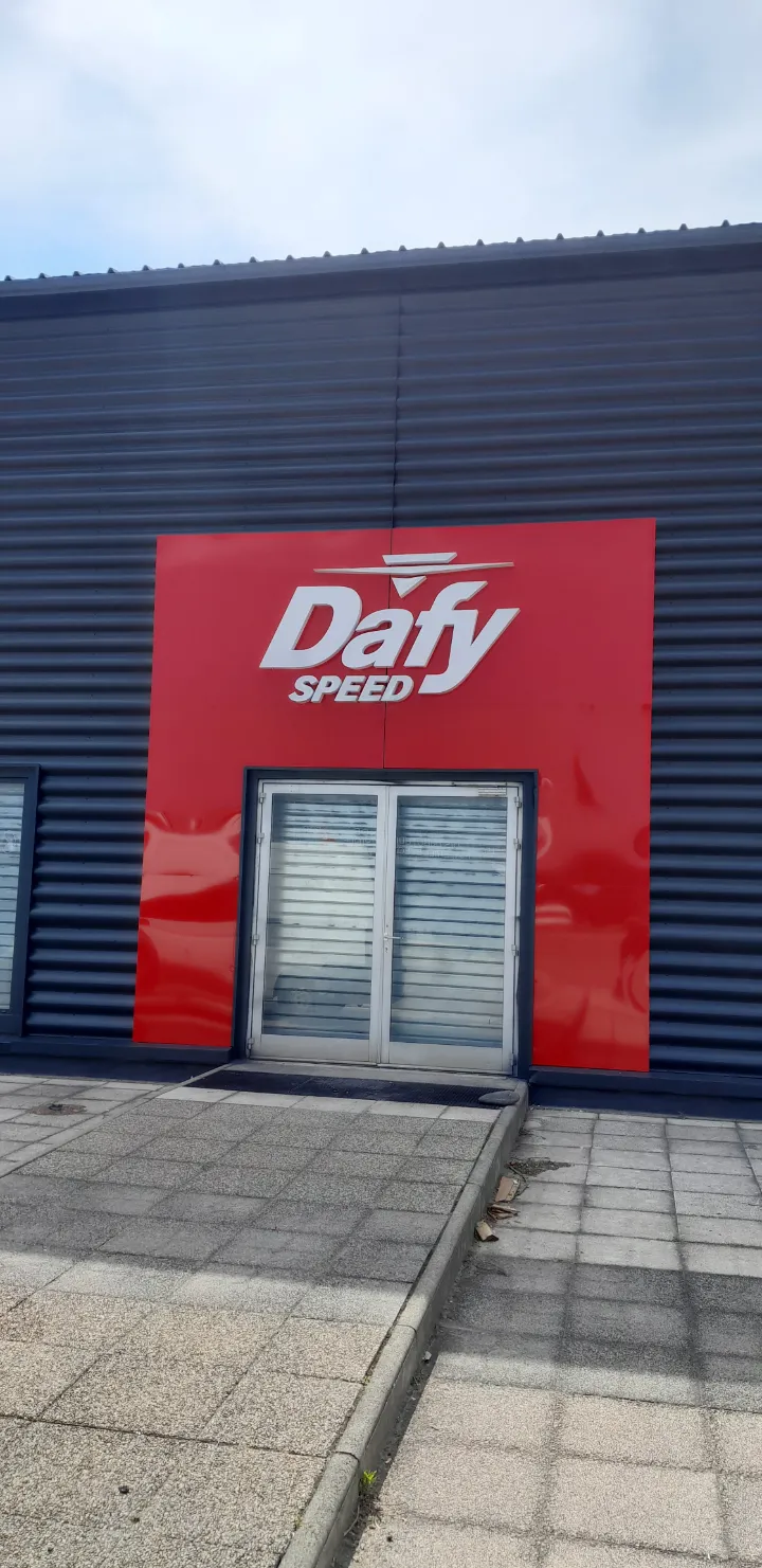 Totem d'entrée double face éclairé LED pour le groupe Faure Industrie