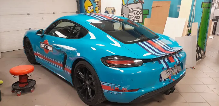 Véhicule utilitaire avec marquage personnalisé aux couleurs d'une entreprise